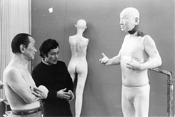 1975年　岡本太郎像制作風景